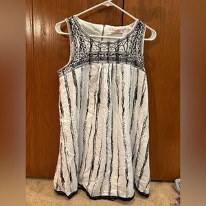 Chic White and Black Sleeveless Top